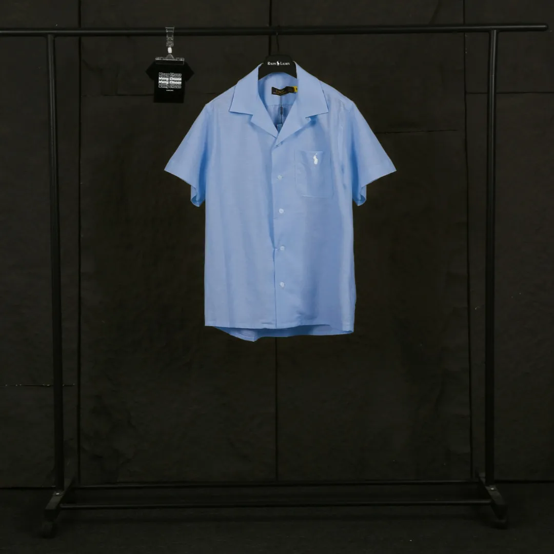 P230 Actual photo [High-end quality] Style number: 25055# Color: Navy blue/off-white/ice blue/light pink/chicken yellow/khaki Size: S to XL - Ralph Lauren/Ralph Lauren 25SS Summer popular high-quality old money style Cuban collar pocket style short-sleeved linen couple shirt - ingeniously restored 95% cotton blended bamboo linen, pre-washed, tight and soft texture ✅ - 100% restored workmanship Complete professional shirt with embedded clips in bifurcated sleeves, top button earrings ✅ - Custom dyed original pearlescent white buttons with different sizes ✅ - Special shaped chiffon foil inside the collar door tube, which is not easy to deform and pull ✅ - Ralph Lauren/linen pocket style short-sleeved shirt. It is different from the classic style and has a niche style. It perfectly combines comfort and high-end. An indispensable piece in summer. It is both cool and textured. It is the king of ins style with every snap. It can be used for commuting and vacationing. There’s no pressure to switch between different styles, and the classics never go out of style.